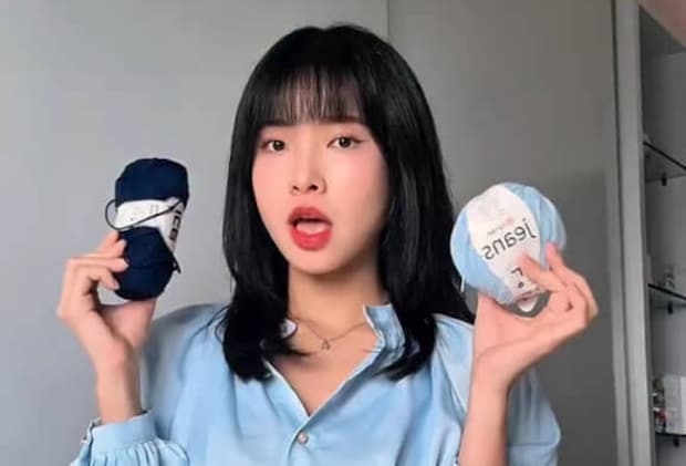 【かぎ針編み】濃い青と薄い青の毛糸で長方形のパターンを編んでいき……　まさかの完成品がすごい「かぎ針編みの魔法だー！」【海外】