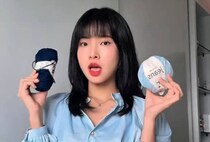 【かぎ針編み】濃い青と薄い青の毛糸で長方形のパターンを編んでいき……　まさかの完成品がすごい「かぎ針編みの魔法だー！」【海外】