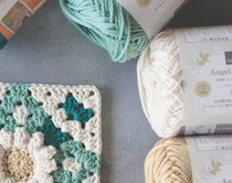 【編み物】4色の毛糸でぽこぽこ浮き出るお花のモチーフを編み、つなげていくと……　夏のお出掛けの主役になる完成品に「眼福です」「ものすごく可愛い」