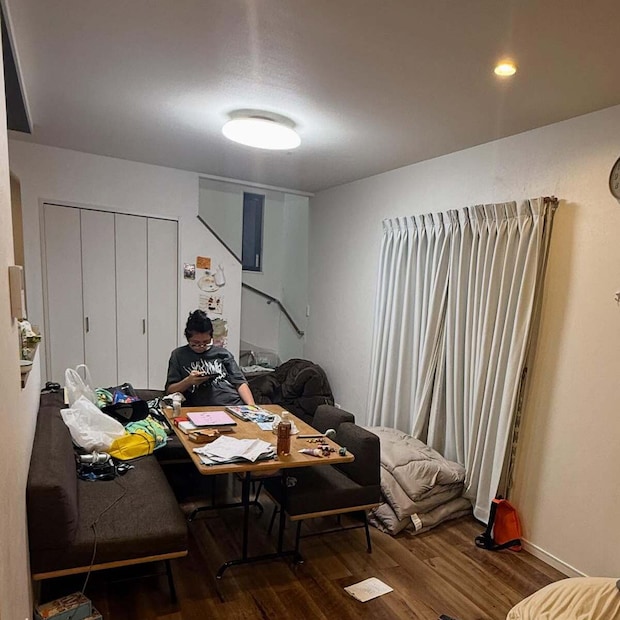 散らかったリビングの写真→妻がAIで加工したら、夫に異変が……　衝撃の仕上がりに「声出たw」「怖いよぉ」