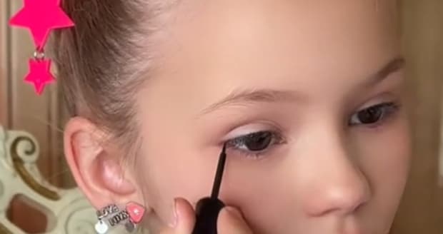 9歳のあどけない少女→自分でアイラインを引いたら……「信じられない」　衝撃の変化に「どういうことなの」「なんて完璧なんだ」【海外】