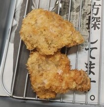 「うるせえよｗｗ」揚げ物を作った後、油切りシートをよく見ると……　シュールすぎる光景に「吹き出しました」