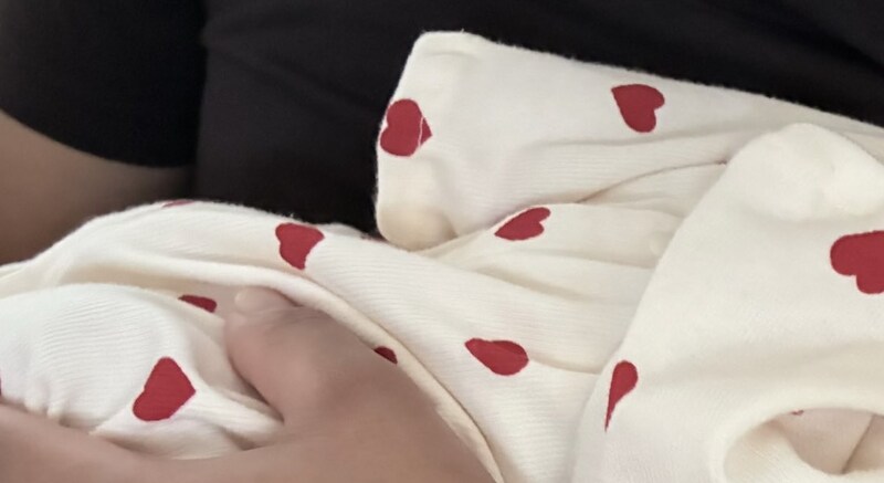 産まれたばかりの娘の寝かしつけを、パパに交代→すると娘の顔が……　ママが“死ぬほど笑った表情”が250万表示「強い決意が見える」