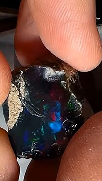 ゴツゴツした石ころを磨くと……「すごい！」　想像を超える“驚きの中身”に「なんて石だ」「完璧だね」【海外】