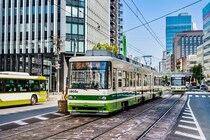 広島の路面電車がますます“次元”を超えてると話題　「そのうち空飛ぶかも……」「浮いてんじゃねえか」驚きの声集まる