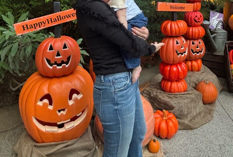 ママが赤ちゃんを抱っこ→「え、そんなに嫌だったんか」 有名キャラそっくりな“迫真の表情”に「しんどいww」「顔ww」