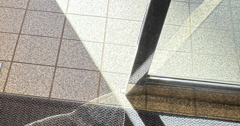 何の変哲もない玄関を撮影していたら……「これはすげえ」　“インスタ映えとは真逆”の写真が500万表示　「う～ん、この光！」「声出してワロタ」