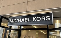 【画像：マイケルコースの“ミニバッグ”】