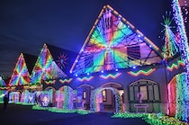 「寒さを忘れるほど美しい」　東京ドイツ村“冬のイルミネーション×花火”が圧巻！　「行かねば」「想像していた以上にすごかった」