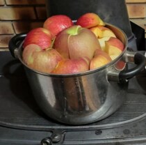 両手鍋にいっぱいのリンゴ、一晩ゆっくり火にかけると……　宝石のような完成品に「心底羨ましい」「ほんっとに美味しいですよね」