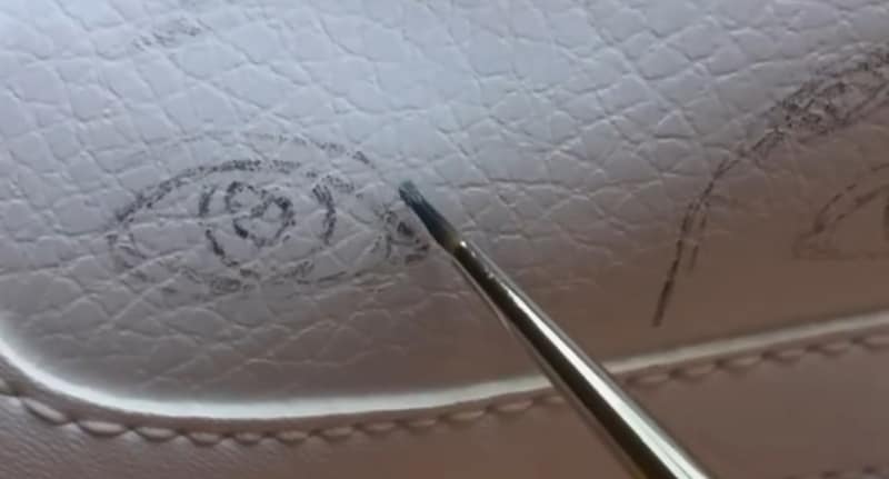 白のスニーカー→本気で「名作映画のポスター」を描いたら……「5万で売ってください」　“とんでもない仕上がり”に「カッチョエエ」