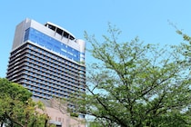 帝国ホテルの“ドアマンスヌーピートート”が上品かわいい　「紳士的な雰囲気のスヌーピーかわいすぎ」「足跡たまらん…！」「さりげない帝国ホテルロゴが良き」