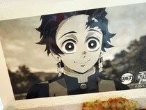 「10個購入された方が……」2500円の“鬼滅の刃弁当”が話題　初日は完売店舗も　「無惨売り切れてた」「箸袋のせりふ最高！」ランダム特典は9種