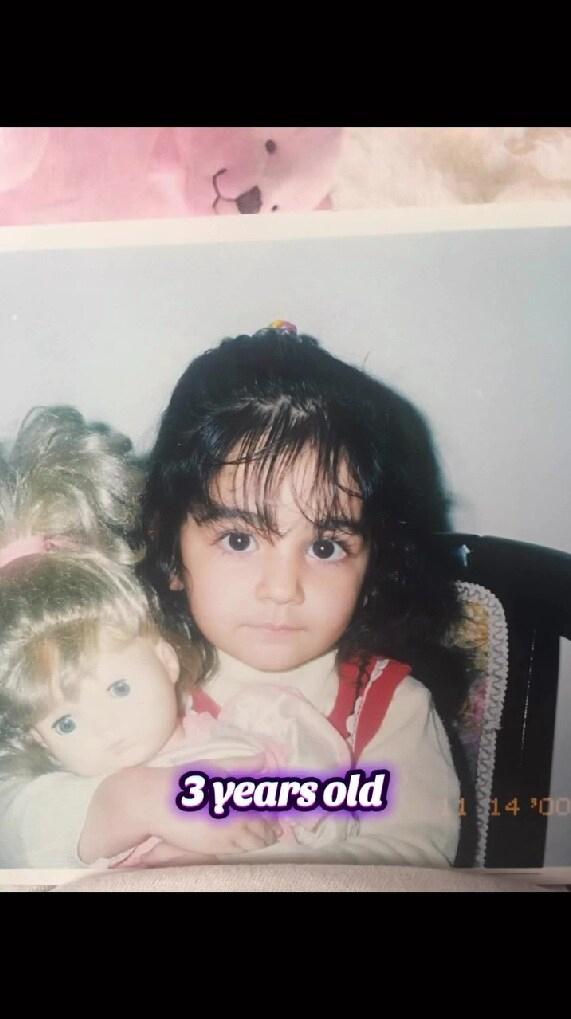 人形を抱きしめる大きな瞳の3歳女子→24年後…… 全力で大人を楽しむ女性に反響「奇跡の成長」「本気でかわいい!」【海外】