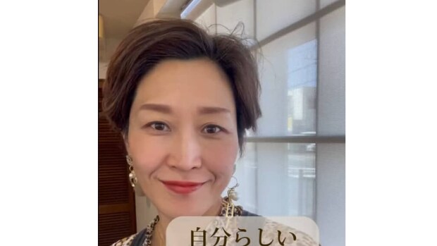 50歳で白髪染めをやめた女性→14カ月後……「うわぁ!」 “現在の髪”を楽しむ姿に「カッコいい!」「私もこうなりたい」