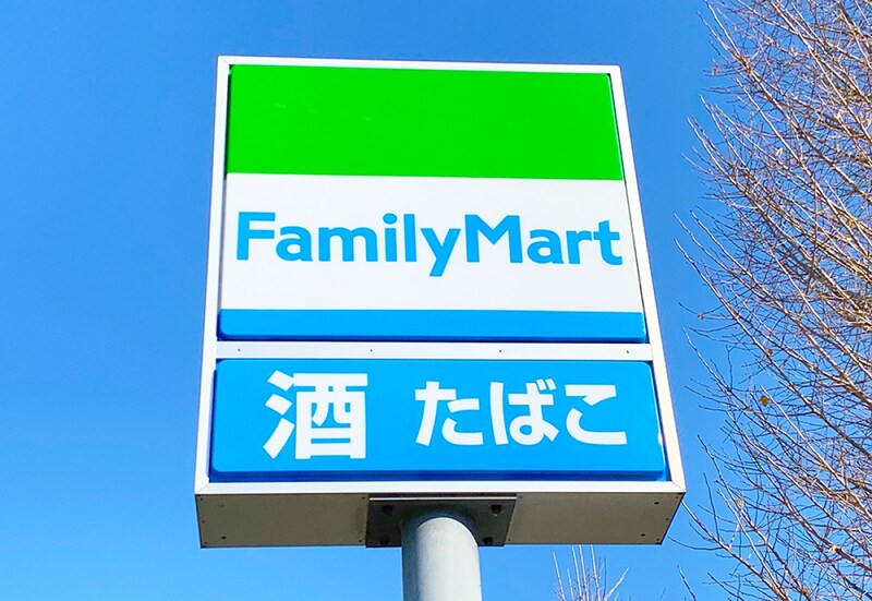 「☆」ファミマが“色”だけのコラボヒントを投稿→即正体を看破するファンが続々「やばい」「どれだけ搾り取ろうとしてるの……」