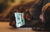 寝る前にスマホを見ていたら……「めちゃくちゃビビった」　1800万表示の眠気が吹き飛ぶ光景に「これ！ほんと！！」「本当に恐怖」