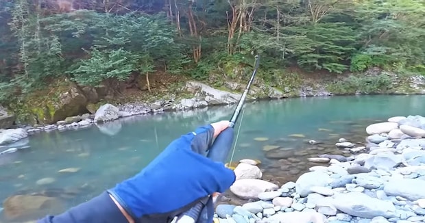 憧れの渓流で釣れた“ヤバい魚”を開いてみたら……　中から出てきたものに「きたーーー！」「最高すぎんか？」