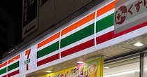 セブンイレブンの店先に“とんでもない展示物”→気合入りすぎて絶叫「子ども泣く」「店長ガチ勢で笑う」と900万表示