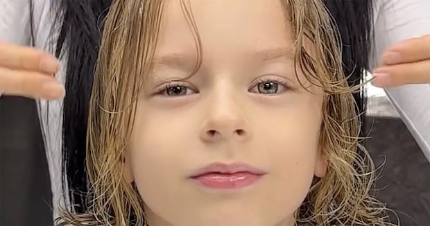 金髪の男の子が美容室でイメチェンしたら……「天使だ」　300万再生の“衝撃の仕上がり”に「まるで王子さま」「漫画のキャラみたい」