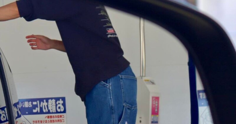 洗車に出かけた家族、パパの姿をふと見ると……ママ「カメラ持っててよかった」→まさかの一枚に「サイドミラーに」「これは自宅に飾っておくやつー!」