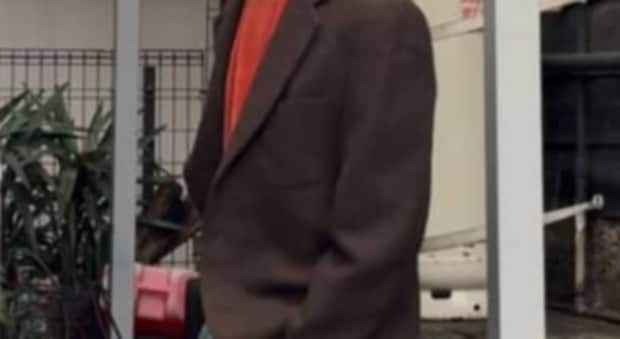 ブラウンのジャケットにデニムを合わせた古着屋の店長、コーデ写真をiPhoneで切り抜くと……　まさかの光景に「これで終わってもいい？」「お腹ちぎれそう」