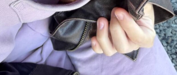 コーヒータイムを楽しむ39歳女性、そっと胸ポケットをのぞくと……「わたしは自由だよ」→まさかの光景に「やり口もうリスやん」「目からウロコでした」