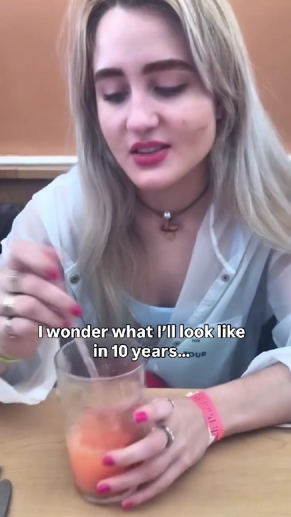 “10年後の見た目”を心配する15歳の少女→10年たつと……　大人になった現在の姿に「同じ人に見えない」「たった10年ですごい変化」【海外】