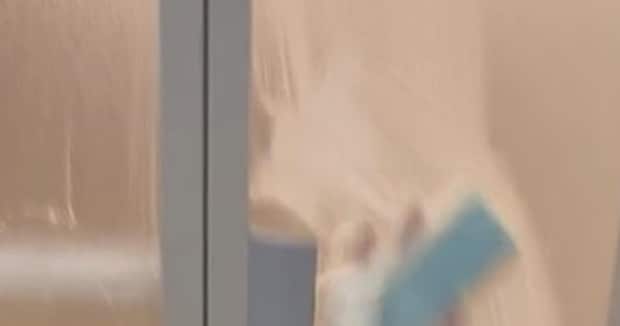 10分くらい“風呂の扉”を掃除している夫→妻が見に行ったら……　「これは終われない」“納得の理由”に「一石二鳥」「そのうち透明になる」
