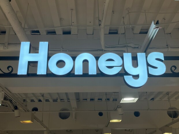 「こんなブラウスがあったなんて……！」　ハニーズの“あたたかい裏地のブラウス”が大人気　「可愛いデザインで防寒もできる」「オフィスでも問題なし」