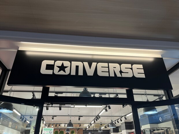 「オールシーズン使える」　CONVERSE（コンバース）の“王道スニーカー”に絶賛の声！　「神アイテム」「どんなコーデにも合う」