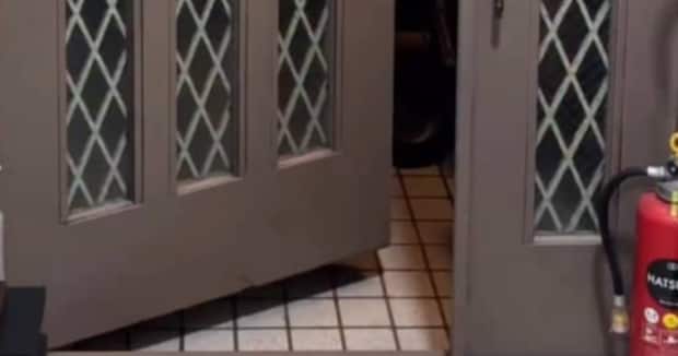 義父の誕生祝いに来た義母と息子、玄関のドアを開けると……　まさかの姿に家族一同大爆笑「最高すぎる」「我が家にも来てほしい」