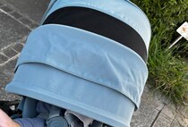 ママがベビーカーをふと見ると→「うちの子、赤ちゃん界でいちばん足癖悪い自信あるwww」　仰天の姿が1490万表示