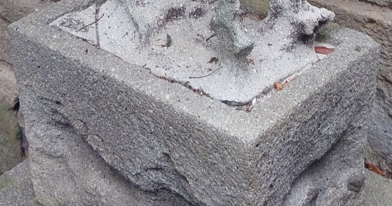 ある神社で目撃された「概念になりつつある狛犬」が450万表示　風化が進む様に「とても良いものを見た」「ボルゾイの狛犬なのかも」