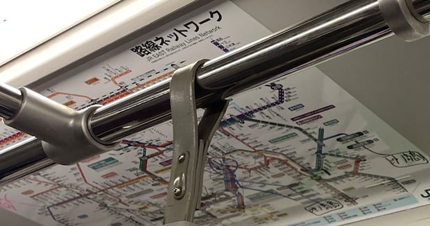 「つり革で会話すな」→列車内で見掛けた“ツッコミ必至の落書き”　「昭和の伝言掲示板みたいやな」と35万表示