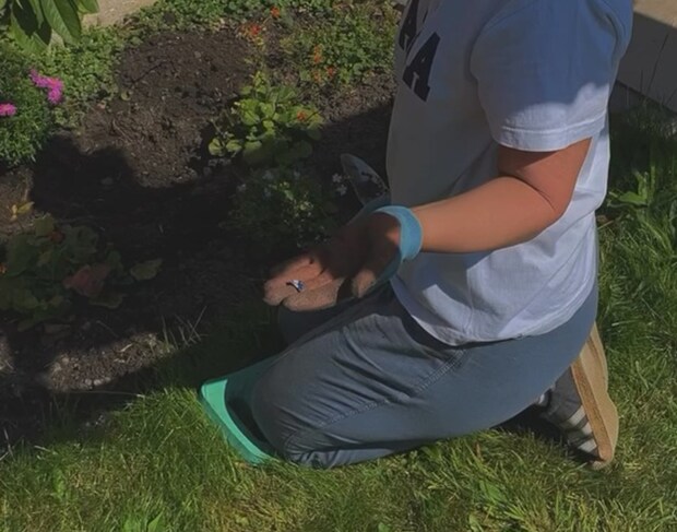 母が庭で陶器のかけらを発見→ジュエリー作家の娘の手にかかると……　驚きの完成品に「なんて美しいの」「ワオしか言えない」【海外】