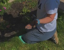 母が庭で陶器のかけらを発見→ジュエリー作家の娘の手にかかると……　驚きの完成品に「なんて美しいの」「ワオしか言えない」【海外】