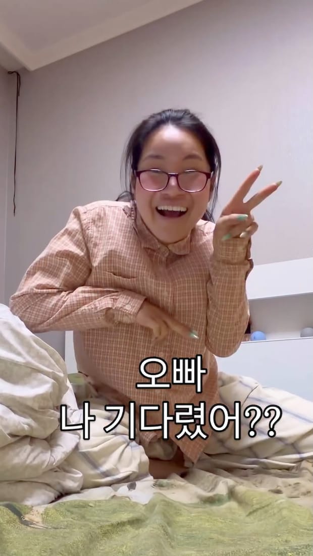 「同じ人で合ってる!?」ハイテンションでピースするメガネ女性→本気でメイクすると……　ありえない激変っぷりが180万再生【海外】