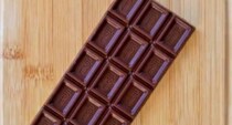 明治の板チョコにチョコを流し込んでいくと……「こ、これ、、すごいぞ……！」　1260万再生の完成に「天才!!!」