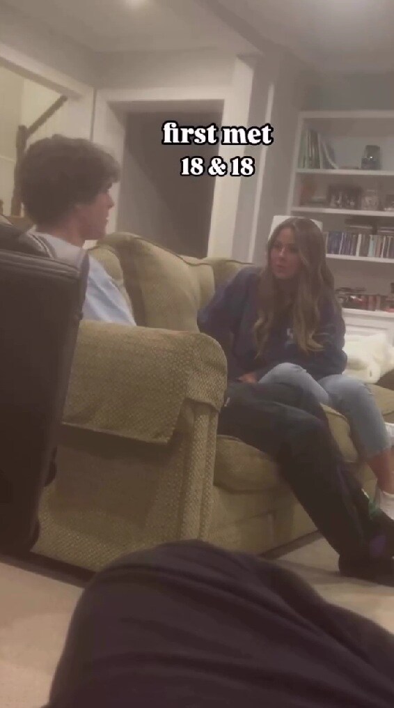 微妙な距離感で話す18歳男女→2年後……　急展開を迎えた2人の軌跡に「かわいいカップル」「いつか自分たちも……」【海外】