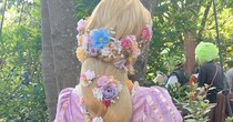 ディズニーで“ラプンツェル”の仮装→夜に電源を付けると……「すんげえええ」　“衝撃的な仕掛け”に「これどうなってんの？」「見かけたら泣きそう」「熱量が違う……」