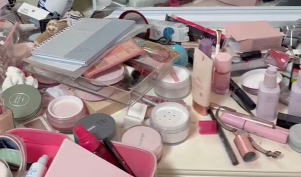 モノが散乱する長女の“汚すぎるデスク”→ママが片付けたら……　驚きの変化に「すごい！」「きもちぃーーー」