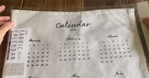 セリアの布製カレンダー→刺しゅうで大変身！　驚きの仕上がりに「一生飾ります」「釘付けで見ちゃいました」