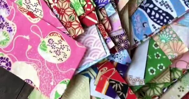 デザインがよくて捨てづらい端紙を折っていくと……　目からウロコのアイデアに「ねぇー！天才」「包装紙とかでもやってみたい～」