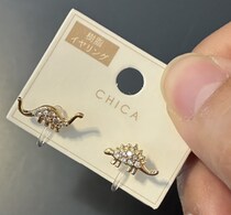 スリコの恐竜イヤリング、意外な場所に付けてみると……「わわ！めちゃくちゃいい！」　目からウロコの使い方に「天才ですか…！」「欲しい」【3COINS】