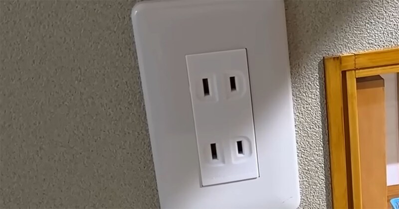 コンセントの横に開いた“謎の穴”→のぞいてみると……　日本ならではの光景に「感動して泣いてる」「完璧すぎる」