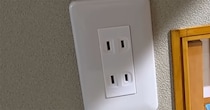 コンセントの横に開いた“謎の穴”→のぞいてみると……　日本ならではの光景に「感動して泣いてる」「完璧すぎる」