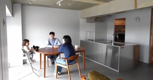 掃除はロボットだけ！　“家事ラク”をとことん追求したミニマリスト夫婦の家づくりが参考になる