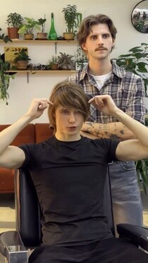 長い髪が邪魔そうな青年→プロがヘアカットすると……　「圧倒的」「トム・クルーズみたい」驚きのビフォー・アフターが370万再生【海外】