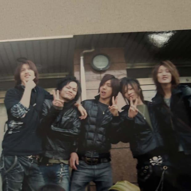 平成アイドル顔負け“イケイケの男子5人”→17年後…… 同じポーズで撮影した現在の姿に「え?あれ?」「惚れる」